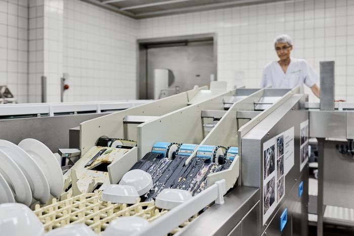 CONVEYOR FLIGHT DISHWASHING, LATEST DEVELOPMENTS INCLUDE AUTOMATIC LOADING