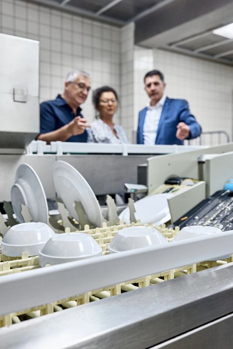 CONVEYOR FLIGHT DISHWASHING, LATEST DEVELOPMENTS INCLUDE AUTOMATIC LOADING