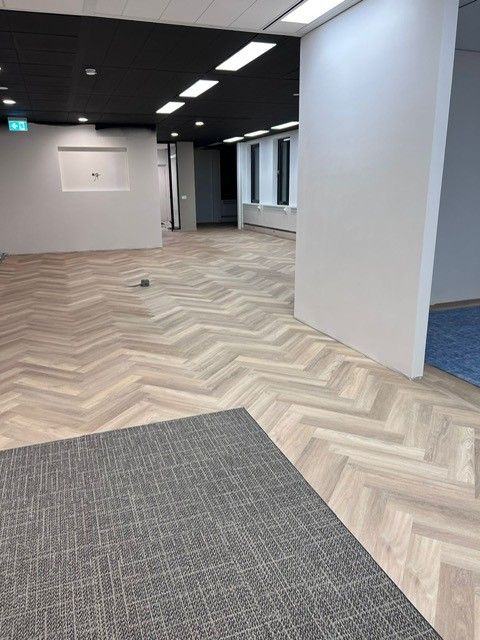 Excellenta PVC Vloeren in visgraat in combinatie met tapijttegels