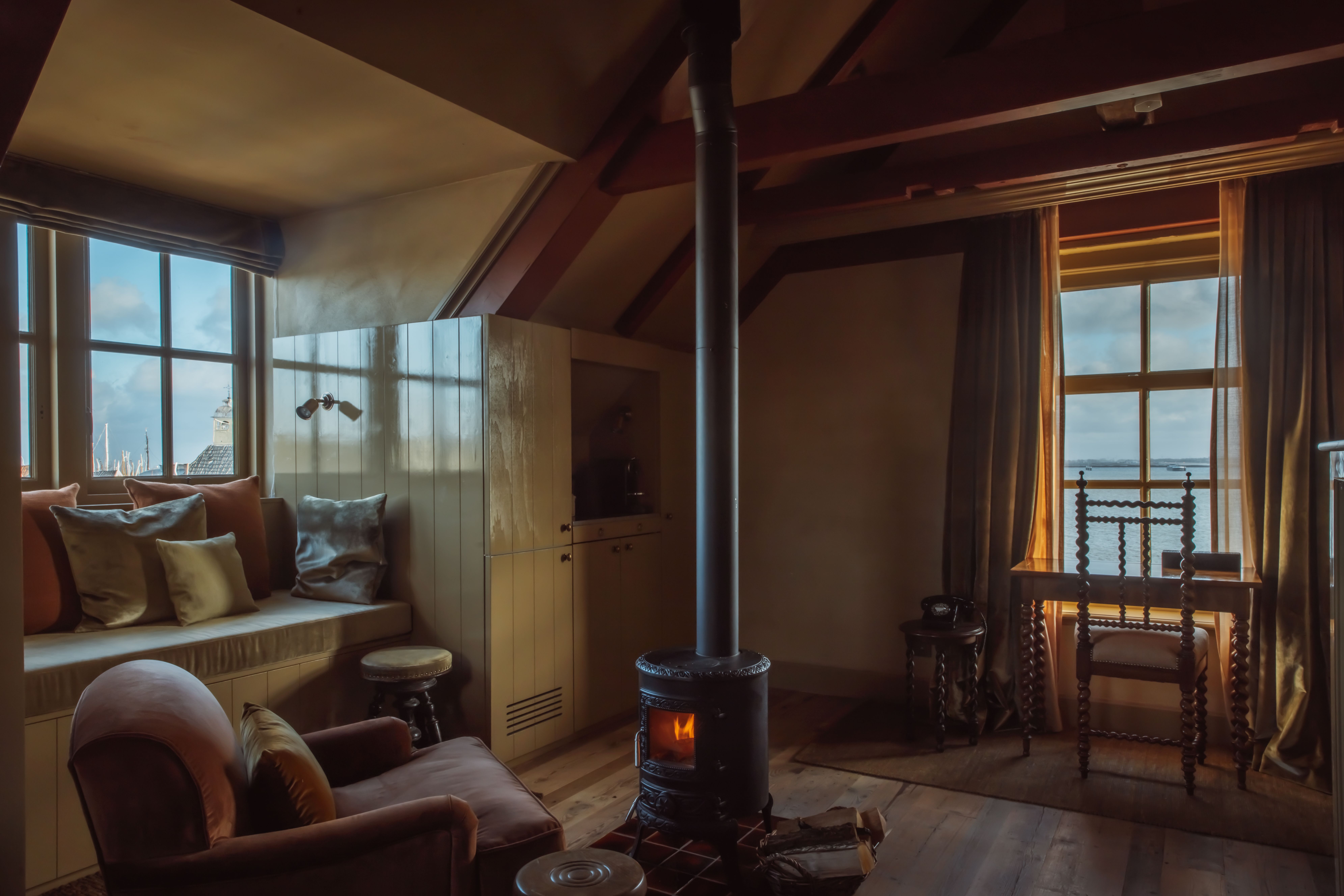 Hotel De Durgerdam - fireplace