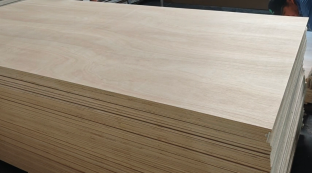 Decorative veneered plywood