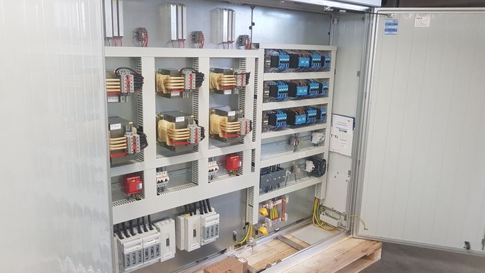 voltage regulator / Netzregler