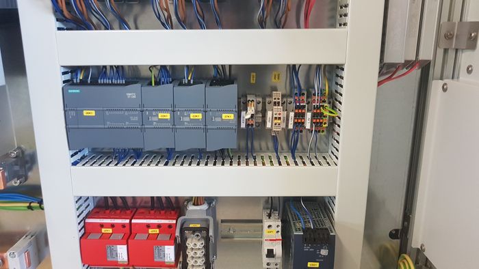 voltage regulator / Netzregler