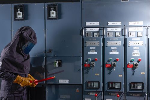 ProGARM – ultraleichter, lichtbogenbeständiger Schaltanzug mit PYRAD®-Technologie von GORE-TEX LABS