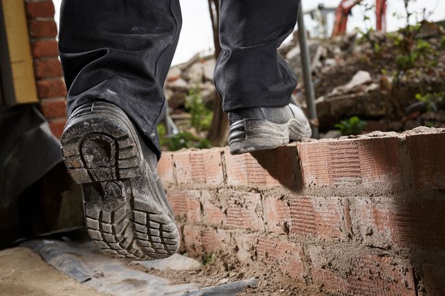 FIVE QUESTIONS TO ASK BEFORE BUYING SAFETY FOOTWEAR