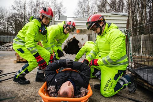 Innovative, flash fire resistant GORE-TEX CROSSTECH® PYRAD® stretch technology enhances comfort and offers blood borne and viral pathogen protection