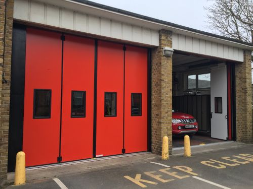 Swift bi-folding door