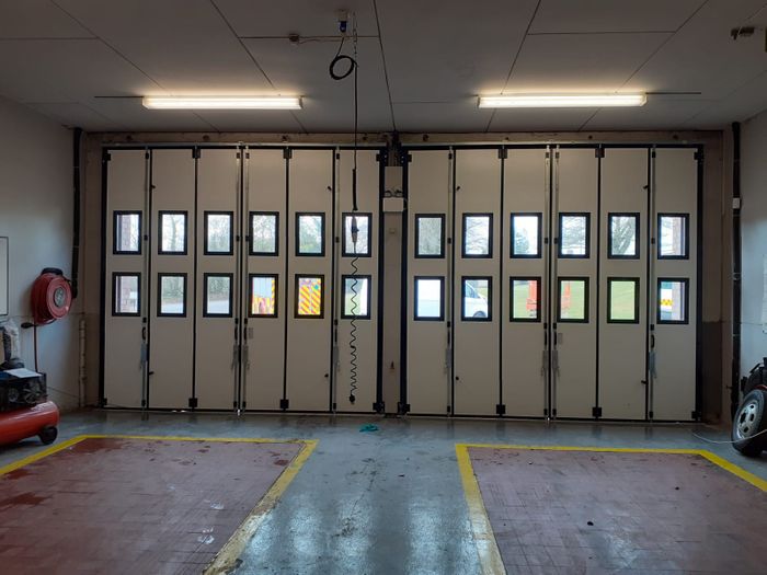 Swift bi-folding door