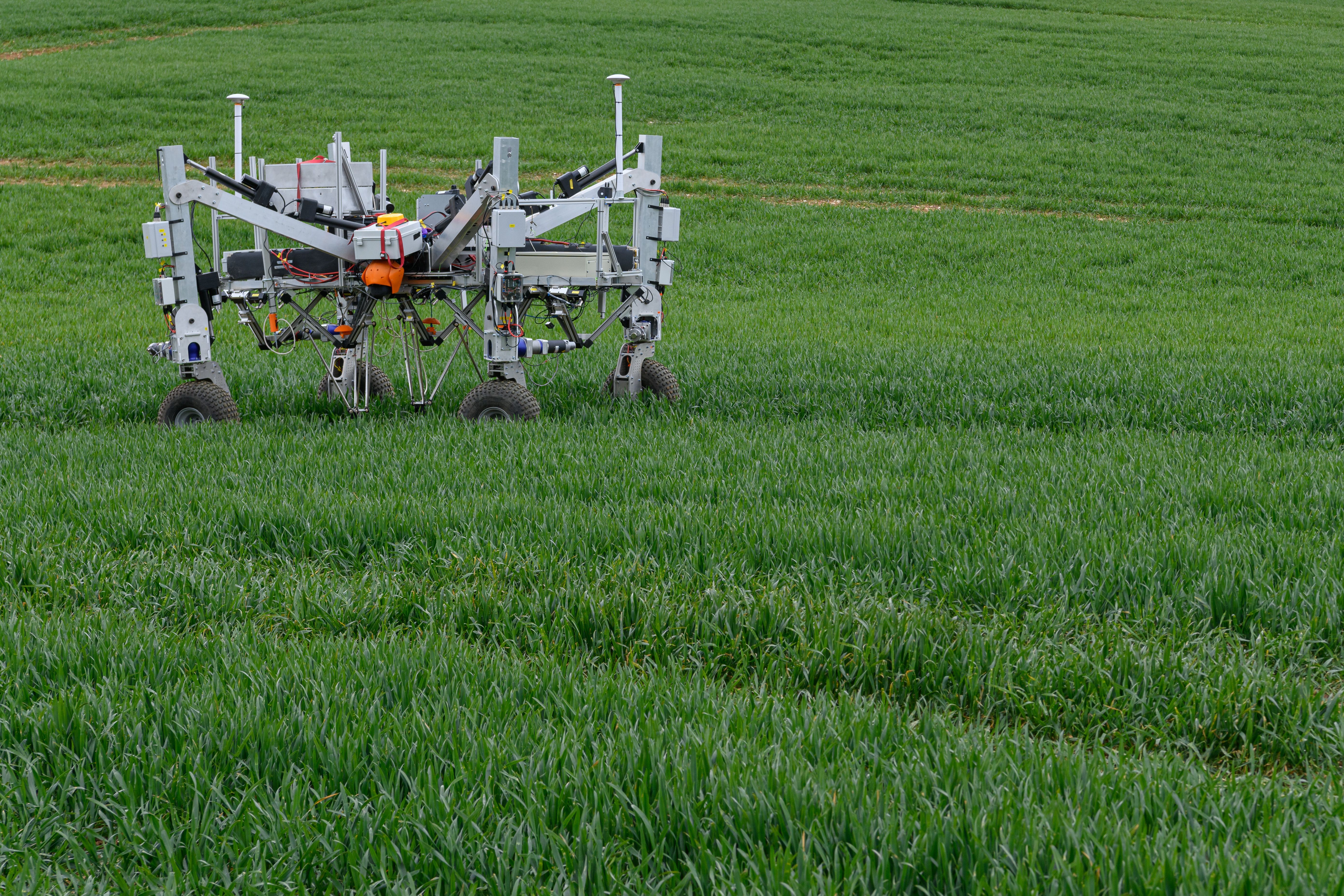 The igus® Delta robot working alongside with the Small Robot company with zapping weeds!