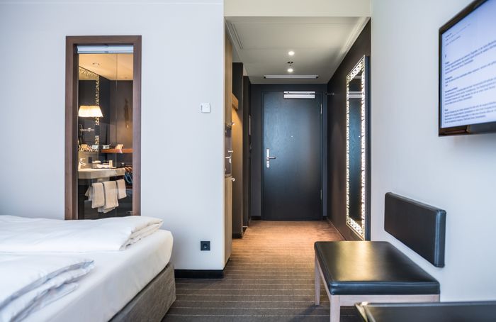 Close-Motion door closer