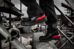 ARMOURTRED™ S3S Safety Trainers 1L110111W ESD CI HI HRO SC FO LG SR