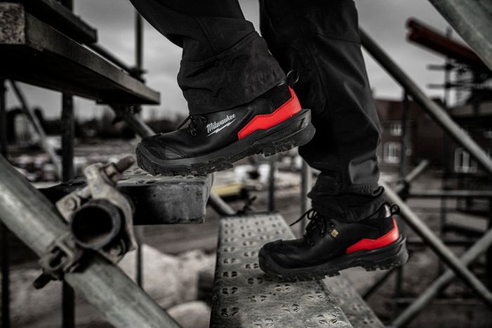 ARMOURTRED™ S3S Safety Trainers 1L110111W ESD CI HI HRO SC FO LG SR