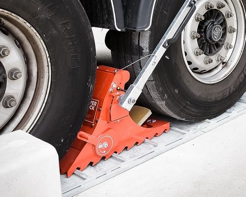 POWERCHOCK® 7 | Lockable Wheel Restraint System
