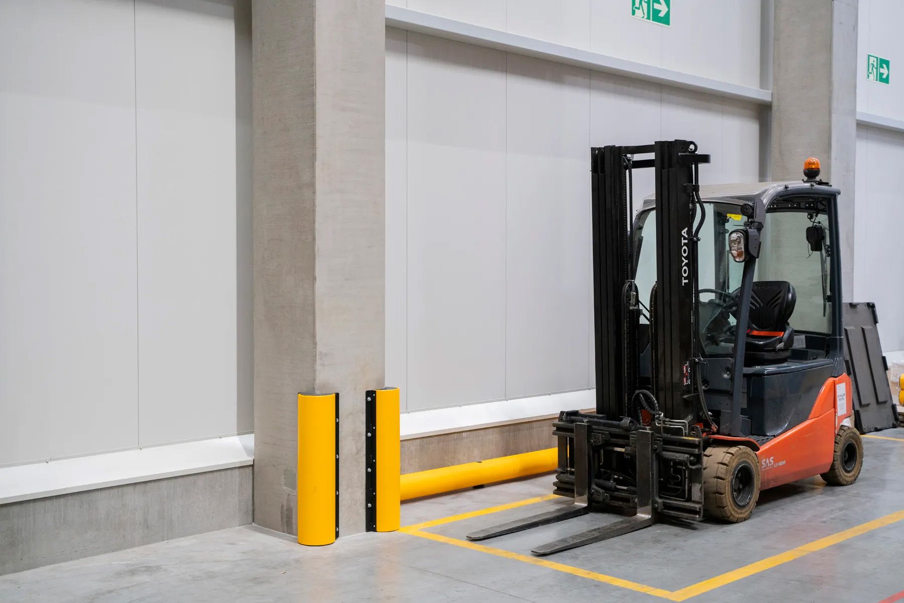 Benefits of using protective bumpers in a warehouse