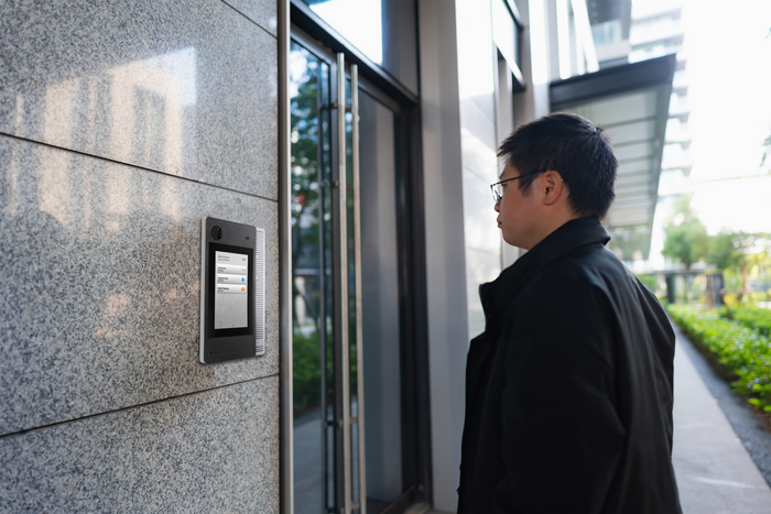 Zenitel Display Door (ZDD-1) – Effortless entrance, exceptional clarity.  