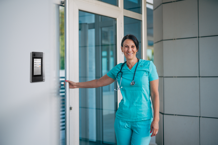 Zenitel Display Door (ZDD-1) – Effortless entrance, exceptional clarity.  