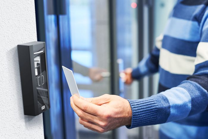 2N Access Unit M -  Powerful and versatile access reader that offers easy installation