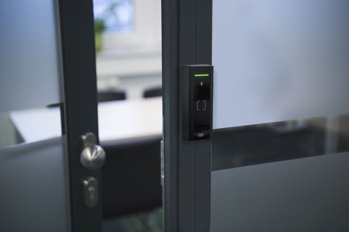 2N Access Unit M -  Powerful and versatile access reader that offers easy installation