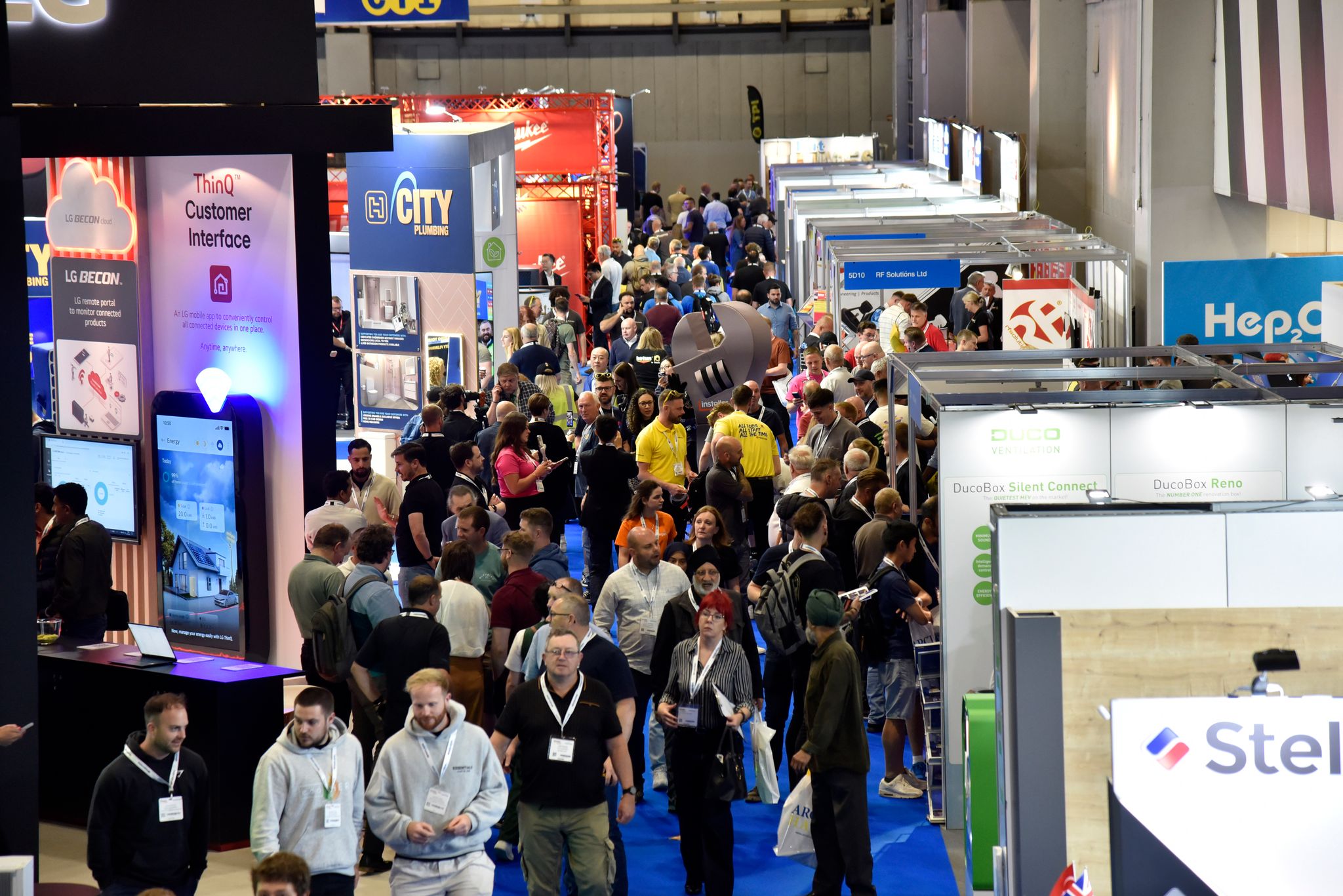 InstallerSHOW busy aisles