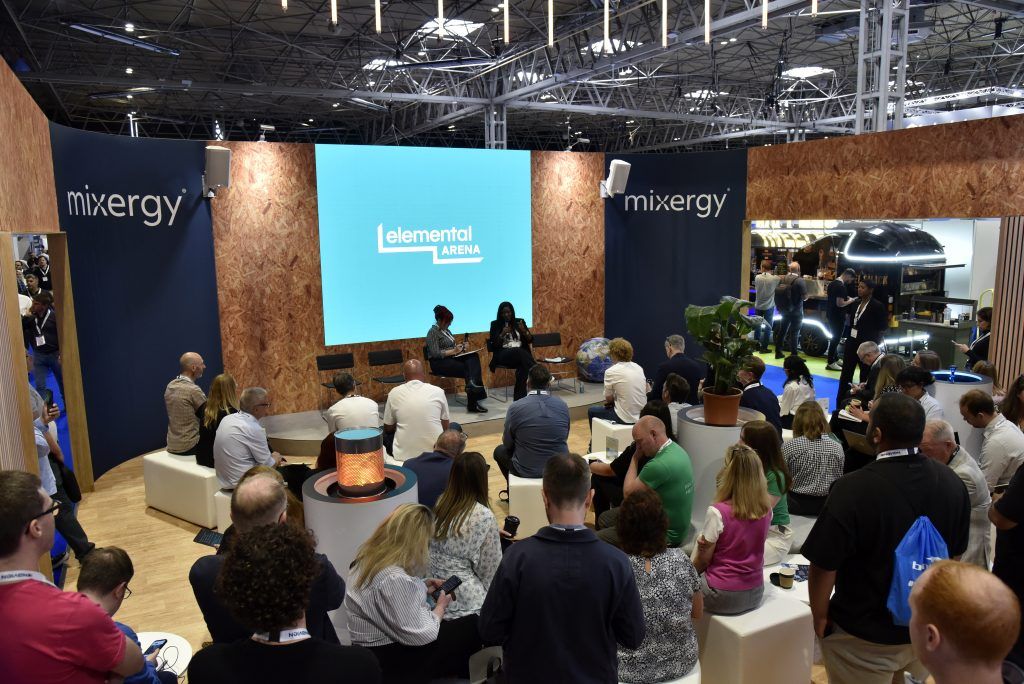 InstallerSHOW crowd