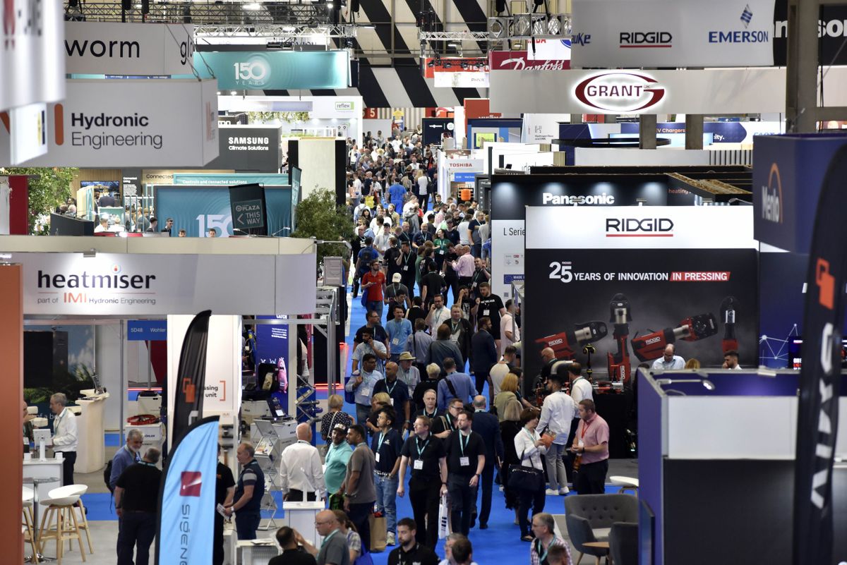 InstallerSHOW crowd