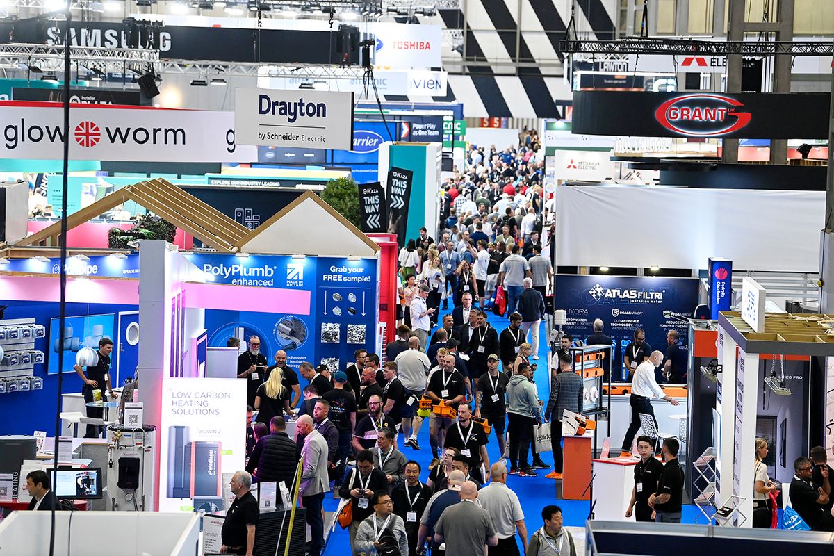 InstallerSHOW crowd