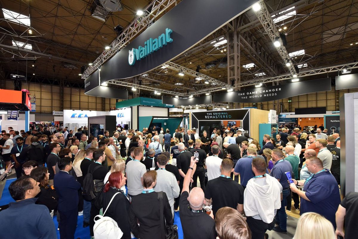 InstallerSHOW crowd