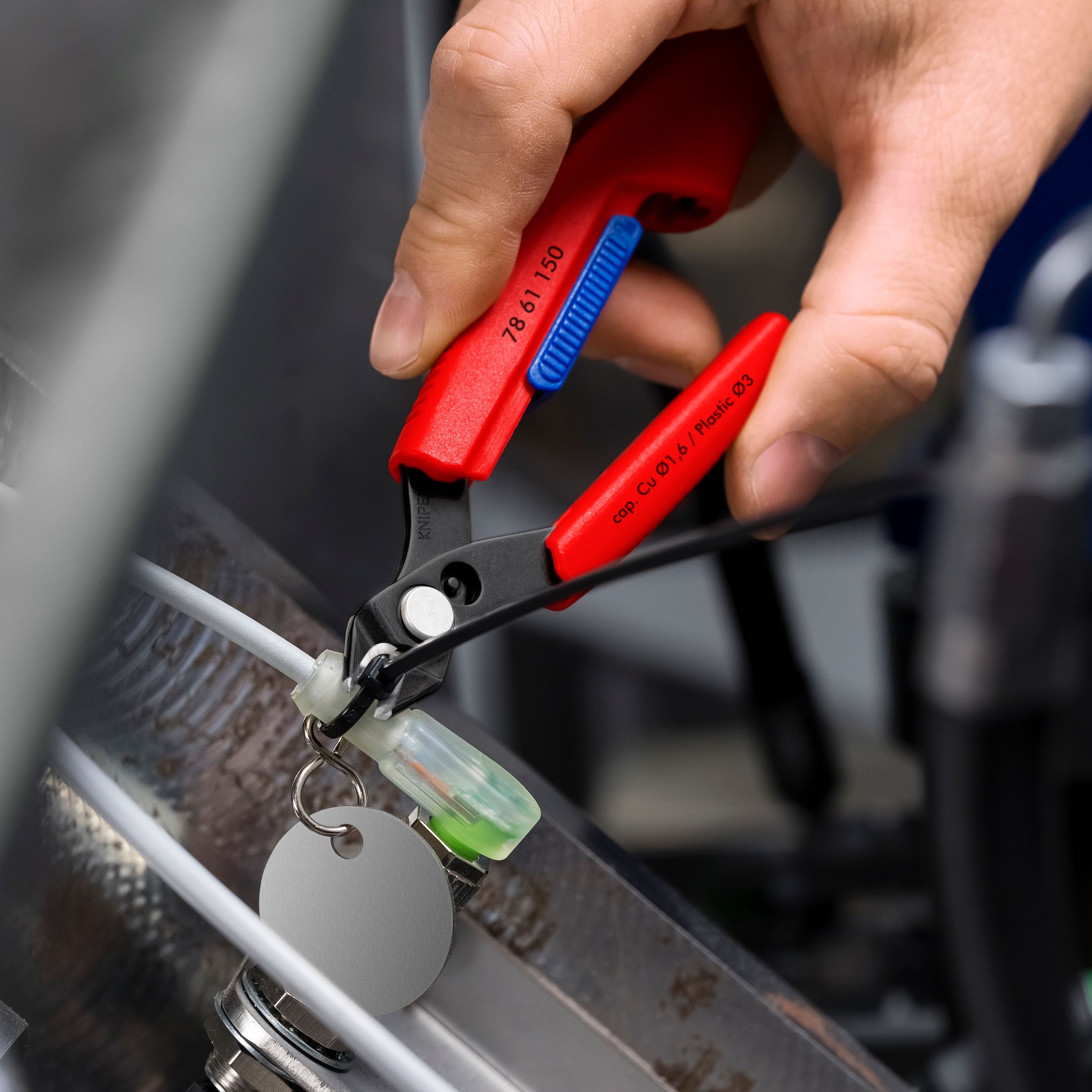 Tight spaces? No problem! The new KNIPEX Slim Knips