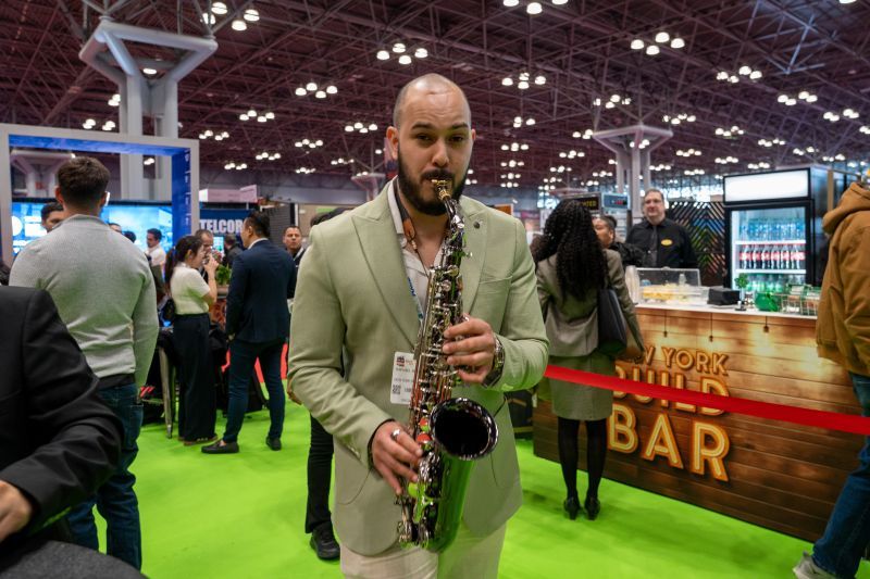 roaming saxophone player at new york build