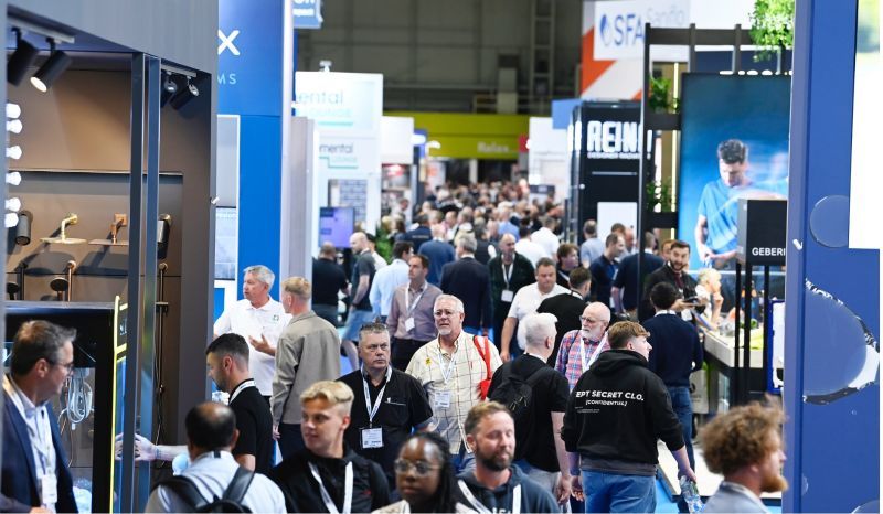 Installer Show Crowd