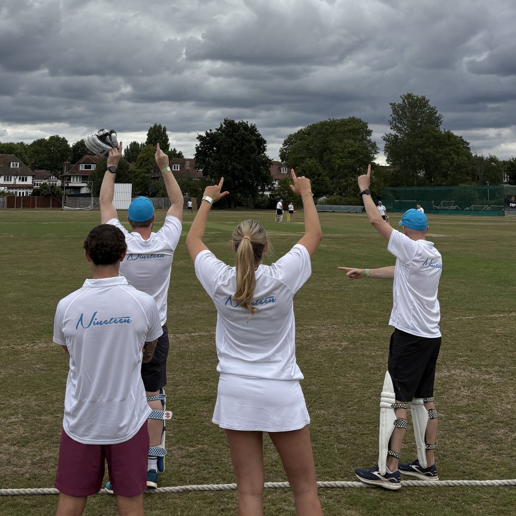 Nineteen Cricket - Cheering 