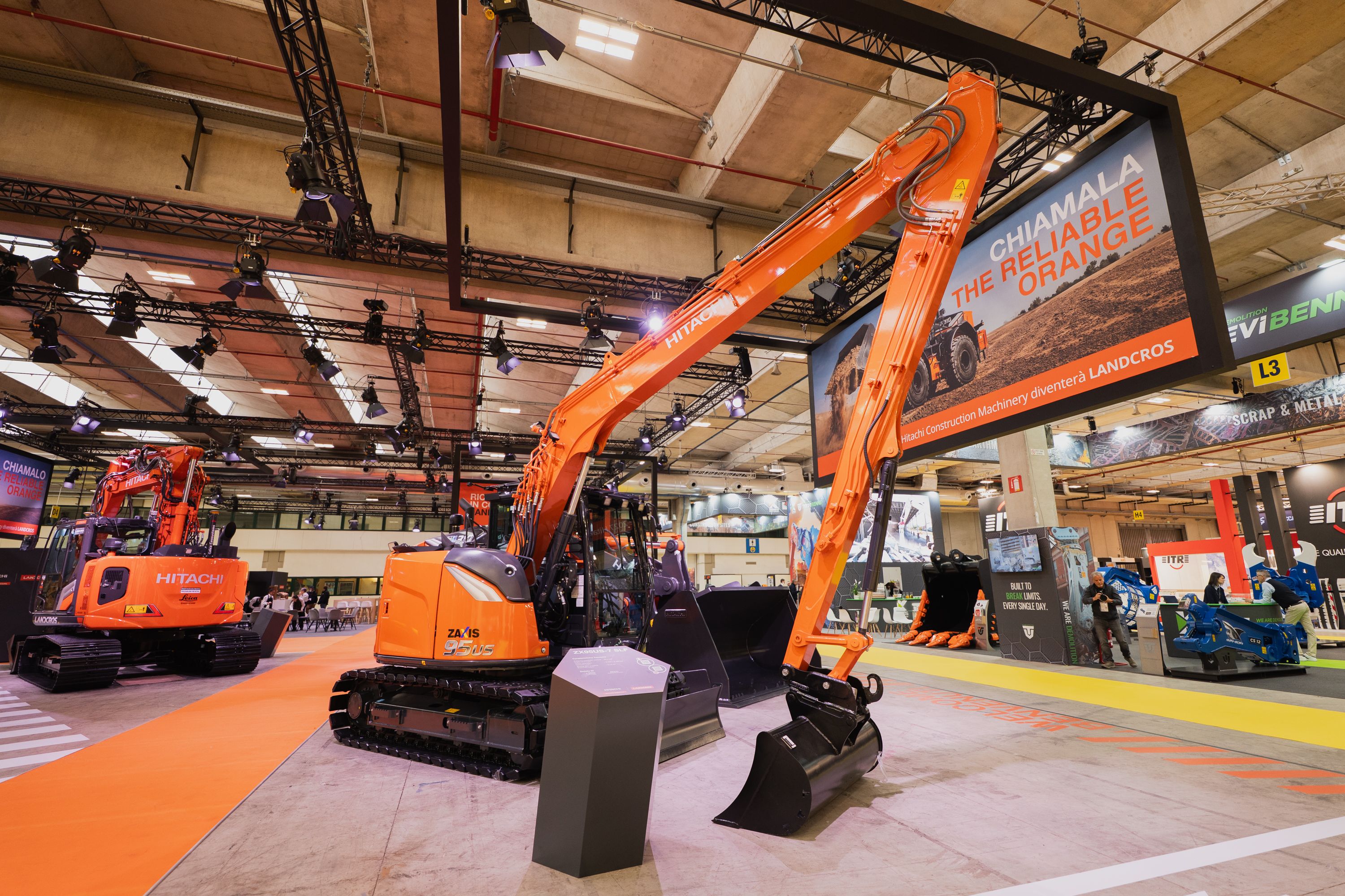 Far-reaching capabilities and precision grading in the tightest of spaces