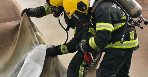 Prevent deflagration and explosion risk by gas ignition under EV fire blankets: Fire Isolator potassium nitrate Aerosol Units