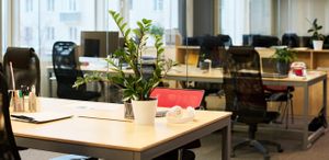 What are the benefits of hot desking?