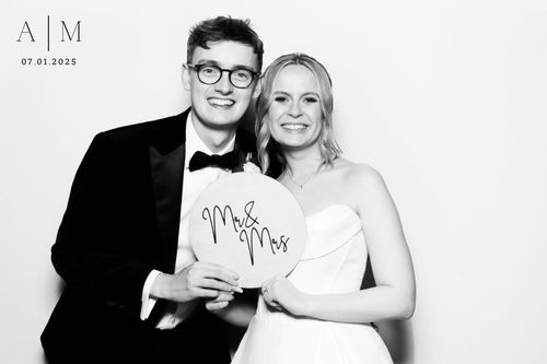 The Selfie Box Brings Luxury Photo Booth Fun to Weddings