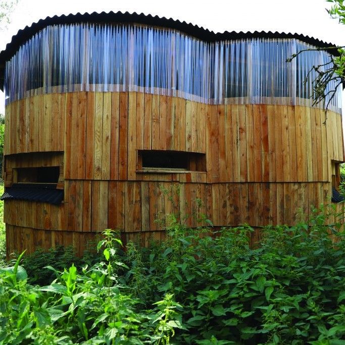 Students Use Straw Bales And Timber To Construct Nature Hide For Schoolchildren