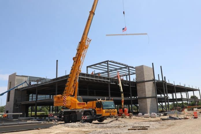 Skender places final steel beam at Schaumburg Outpatient Center