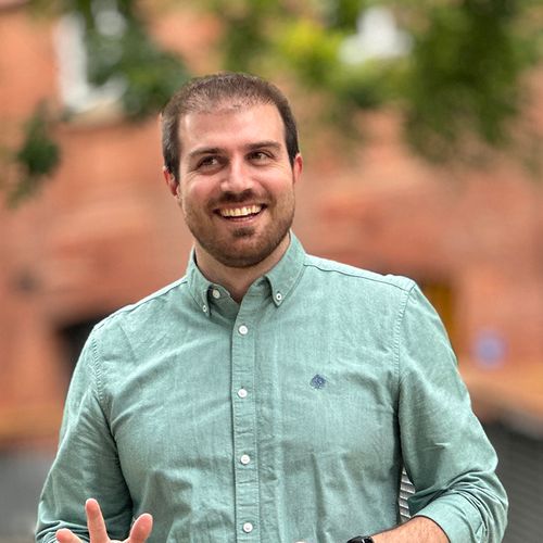 Speaker profile image for Alex Oliveira