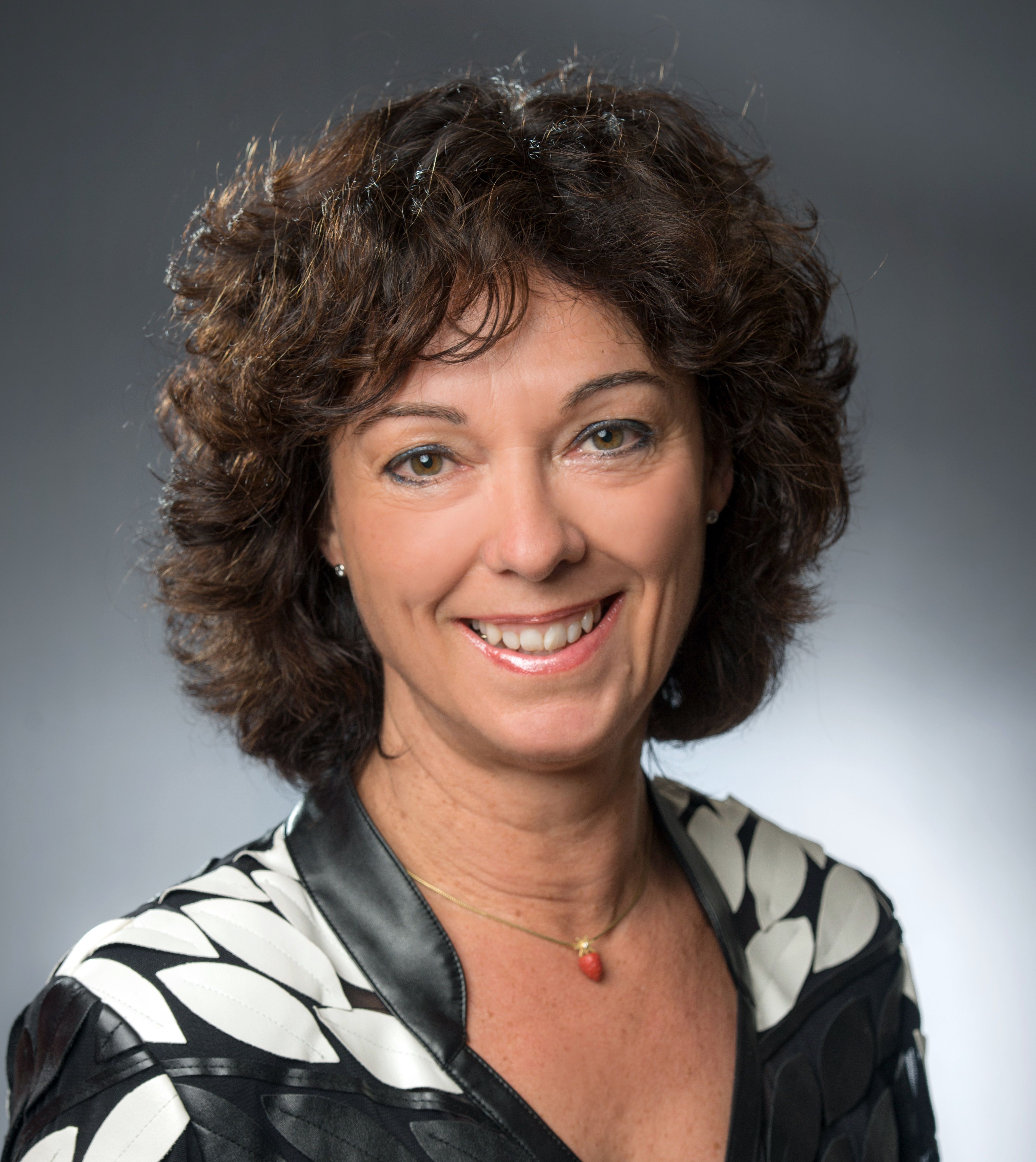 Dr Yvonne Samstag