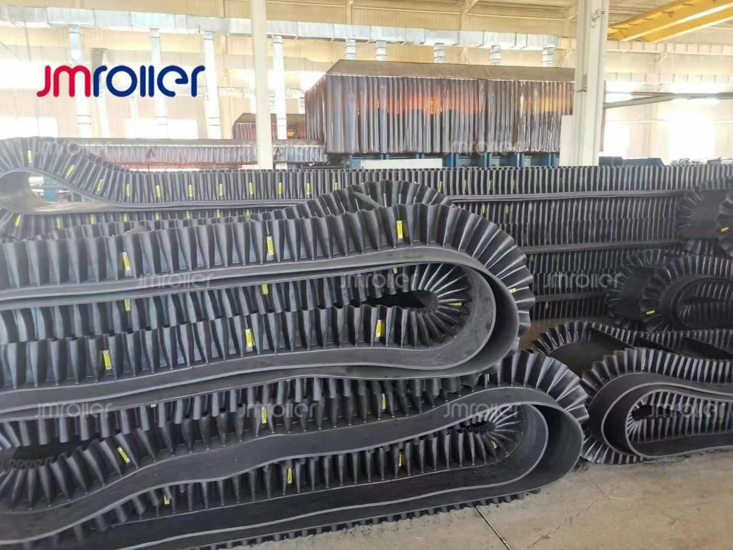 Cleated conveyor belts