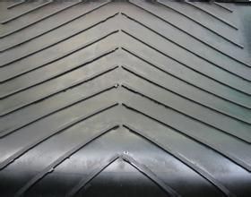 Patterned conveyor belts