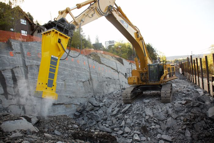 HB 10000 - the world's largest hydraulic breaker