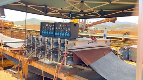 Vulcanizing water-bag press