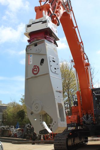 OilQuick couplers and tool adapter plates