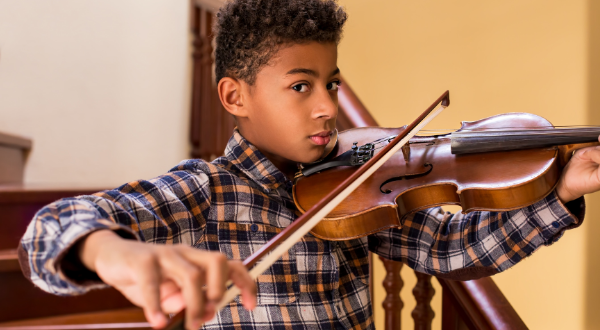 Child playing the violin.