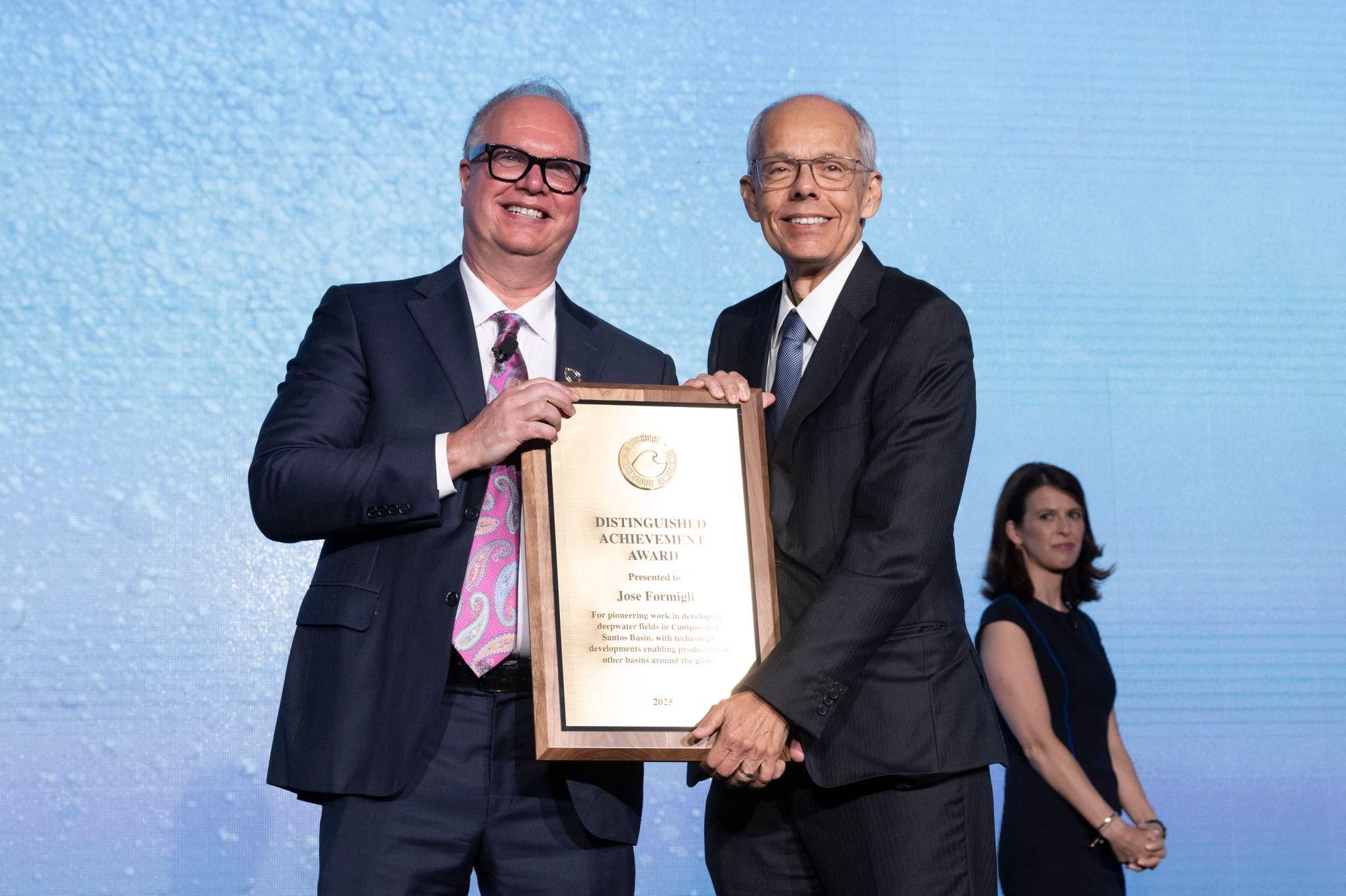 DISTINGUISHED ACHIEVEMENT AWARD