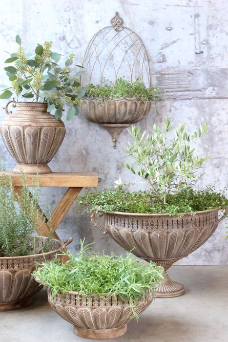 Planters & garden decor