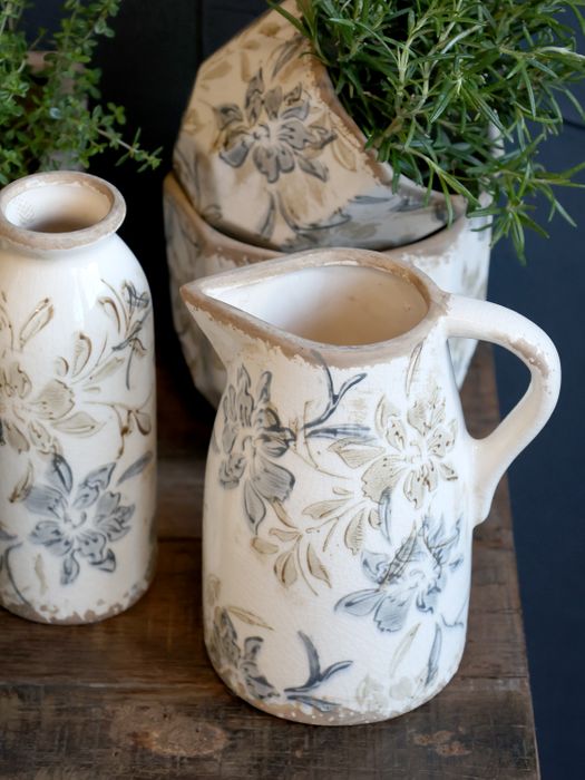 Planters & garden decor