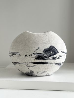 strata stone pebble vase