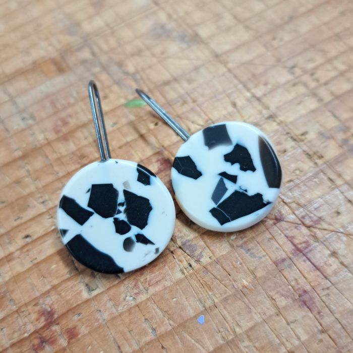round speckle earrings